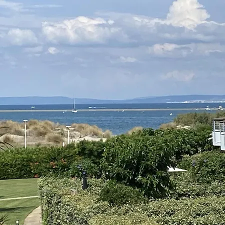 Sol-y-days: Beachfront With Panoramic Sea Views Apartment *